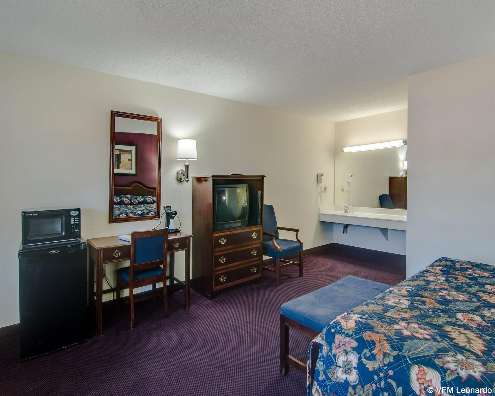Econo Lodge Glade Springs I-81 Exterior photo